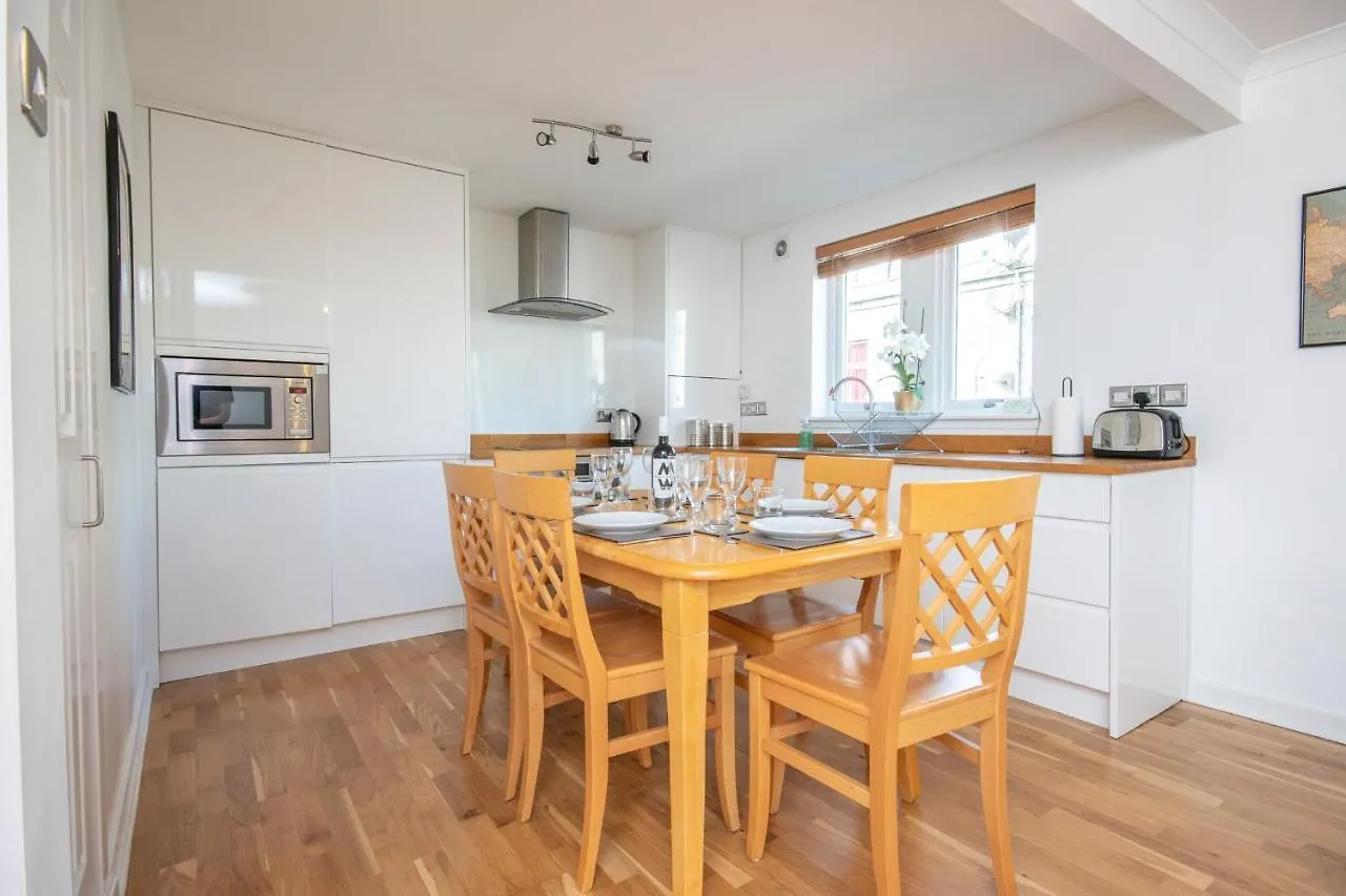 Dwellcome Home: West End 2-Bedroom with Free Parking & Wi-Fi Aberdeen United Kingdom