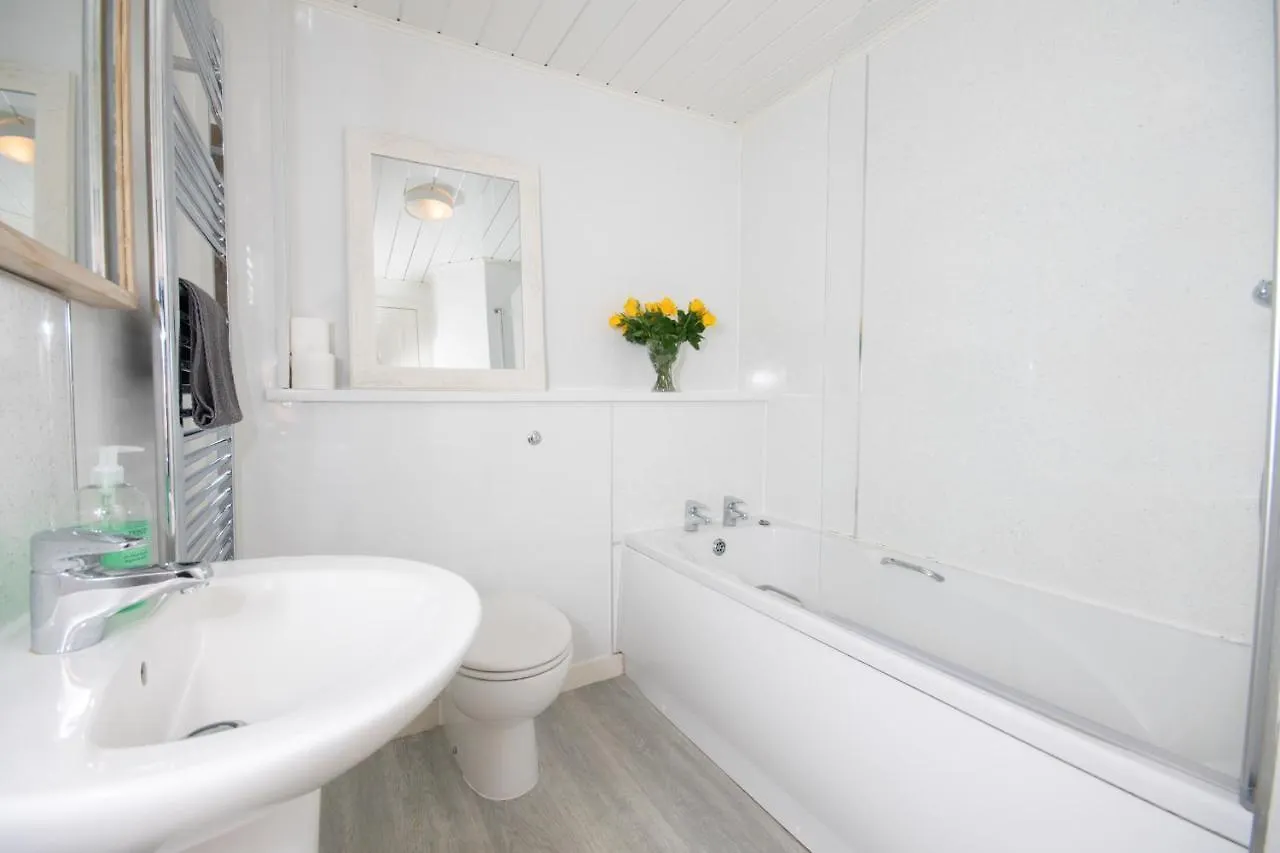 Dwellcome Home: West End 2-Bedroom with Free Parking & Wi-Fi Aberdeen