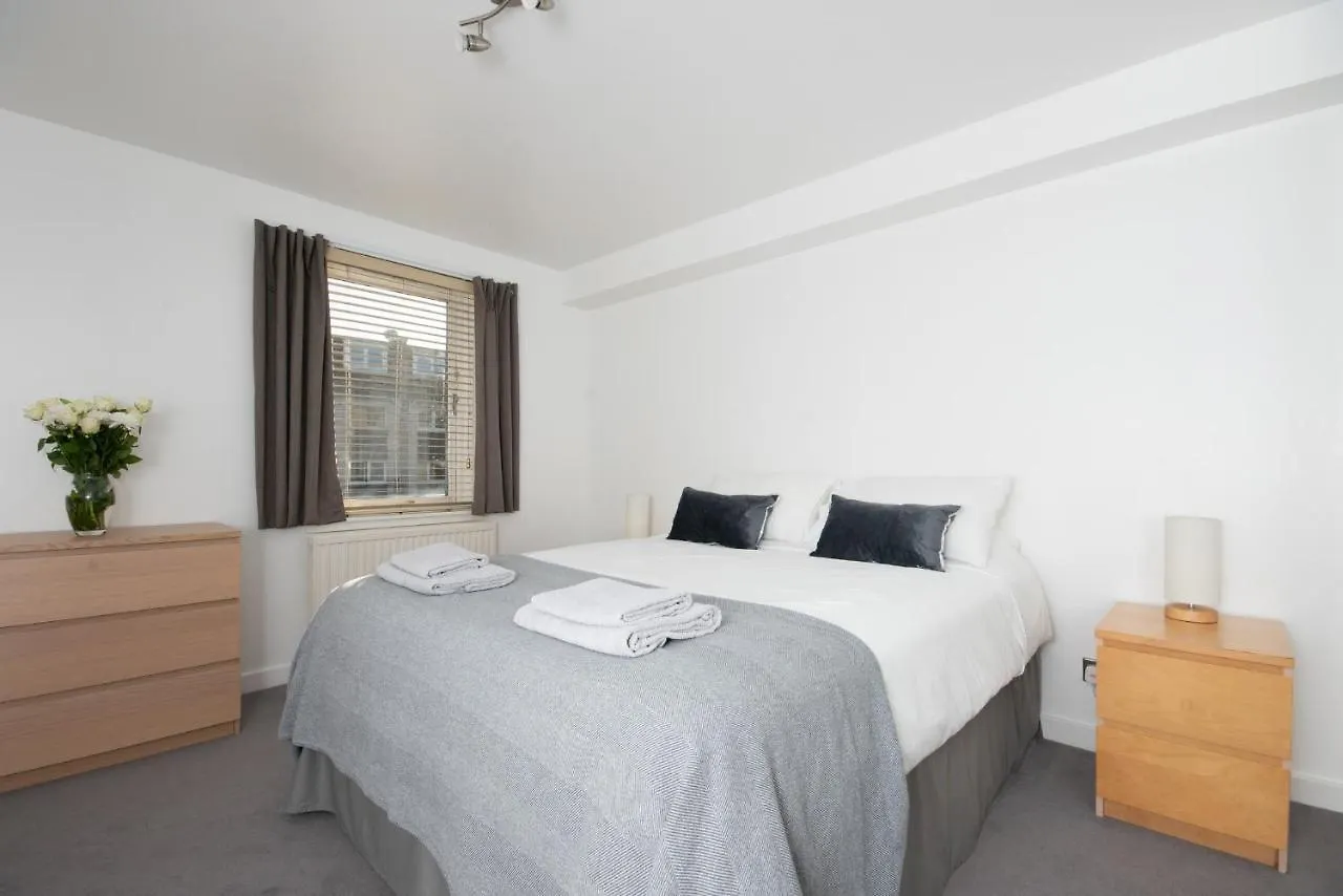 Dwellcome Home: West End 2-Bedroom with Free Parking & Wi-Fi Aberdeen