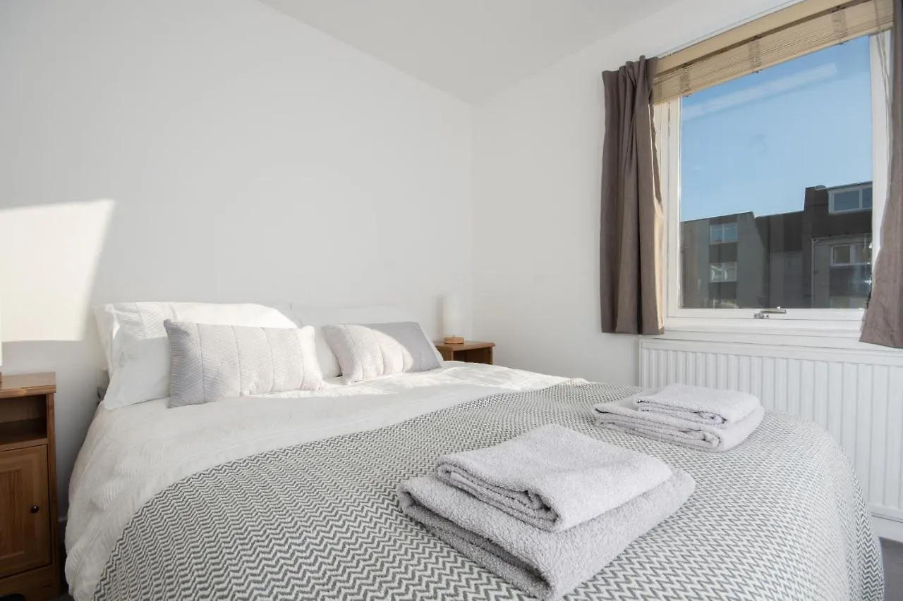 Dwellcome Home: West End 2-Bedroom with Free Parking & Wi-Fi Aberdeen 0*,
