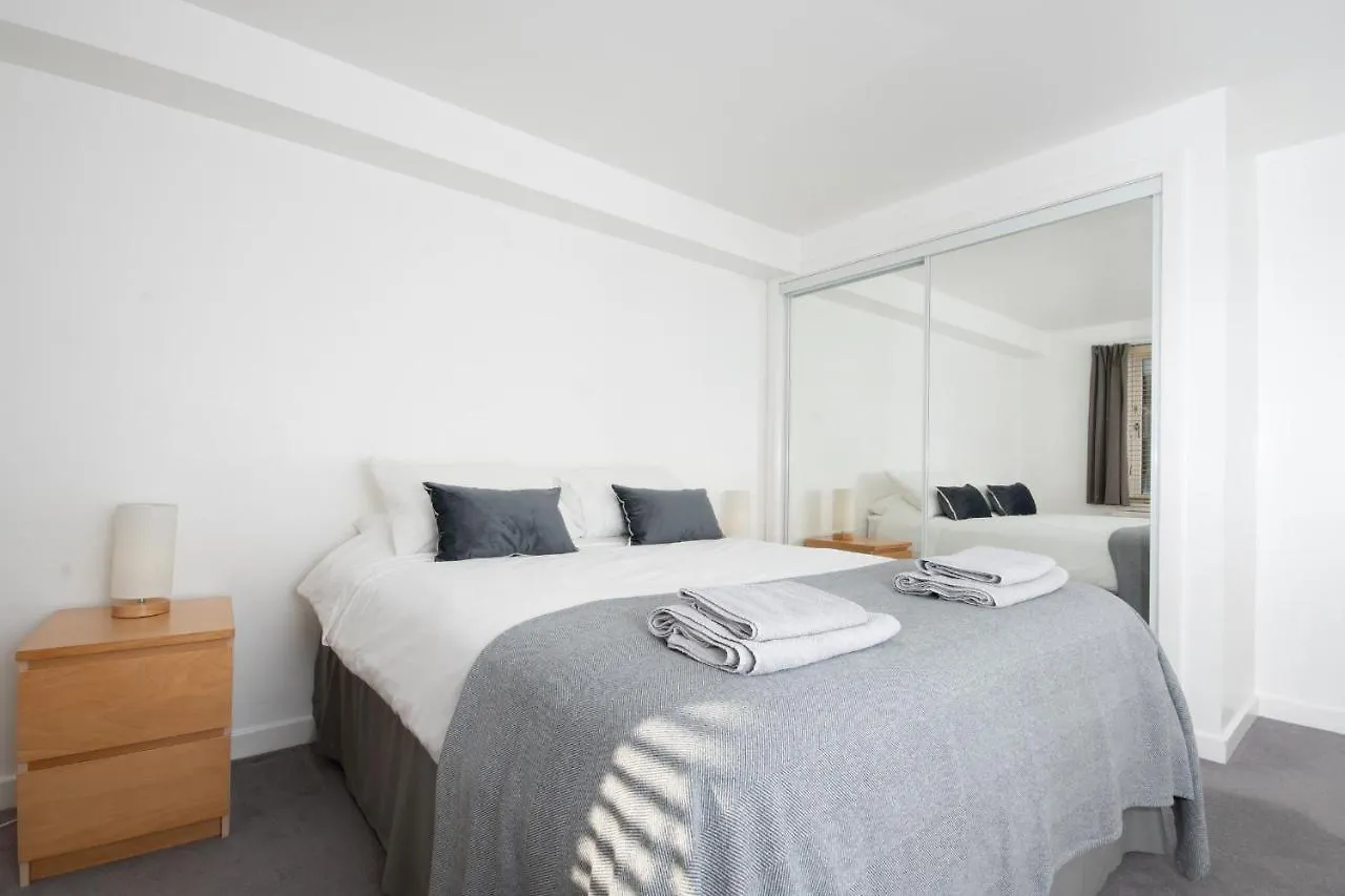 Dwellcome Home: West End 2-Bedroom with Free Parking & Wi-Fi Aberdeen