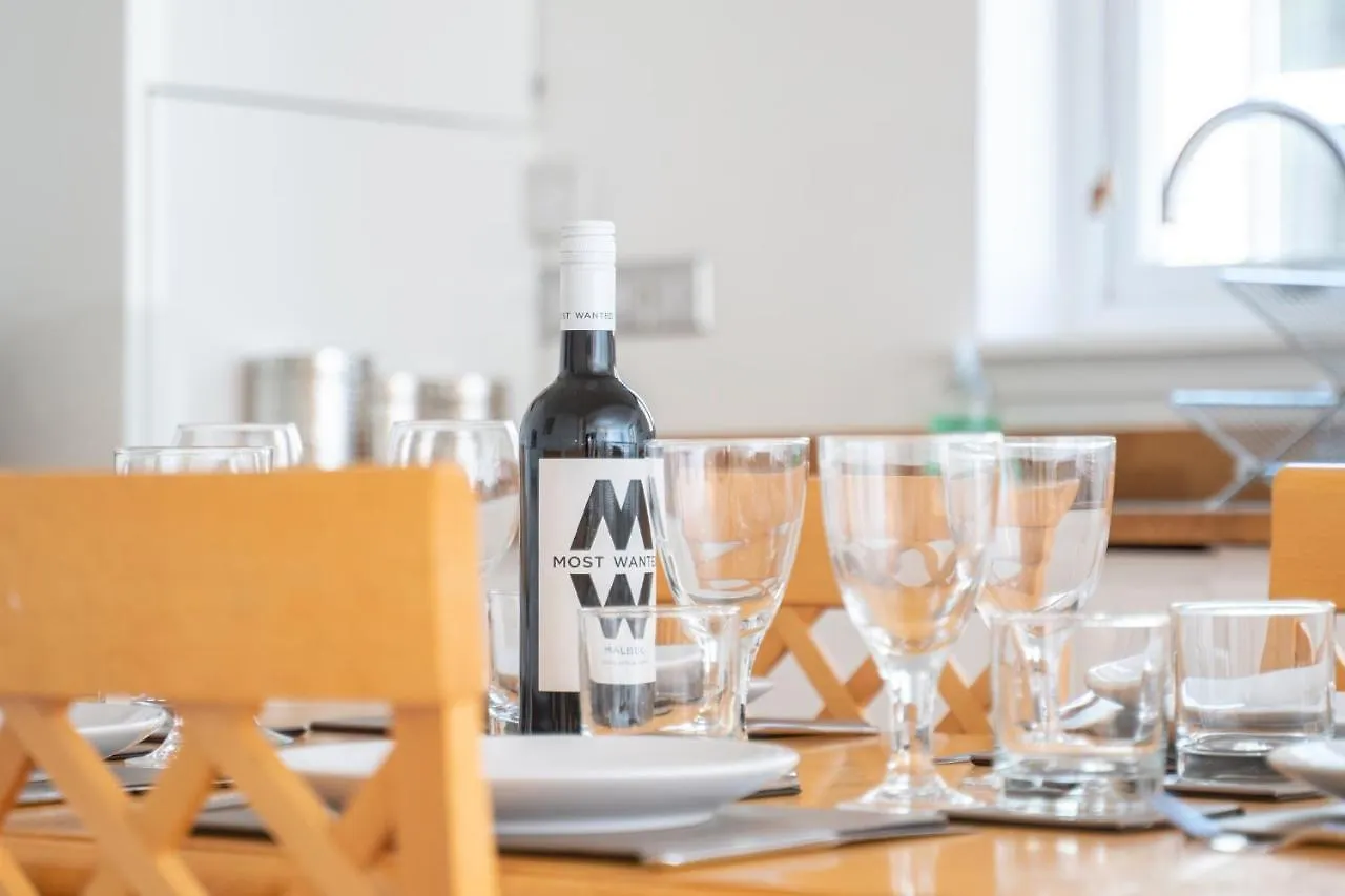 Dwellcome Home: West End 2-Bedroom with Free Parking & Wi-Fi Aberdeen Apartment