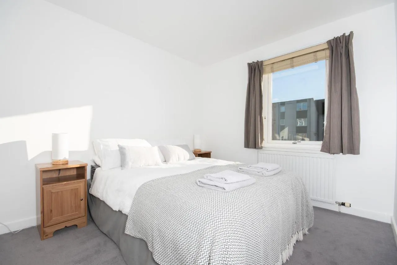 Dwellcome Home: West End 2-Bedroom with Free Parking & Wi-Fi Aberdeen 0*,