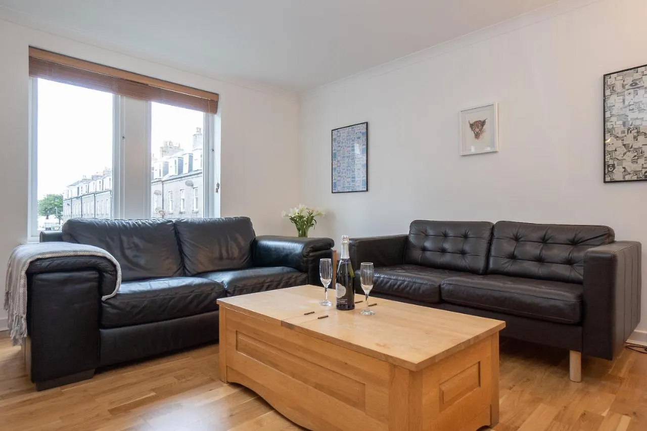Dwellcome Home: West End 2-Bedroom with Free Parking & Wi-Fi Aberdeen Apartment