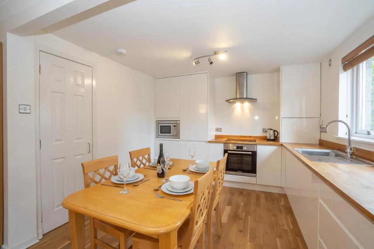 Apartment Dwellcome Home: West End 2-Bedroom with Free Parking & Wi-Fi Aberdeen