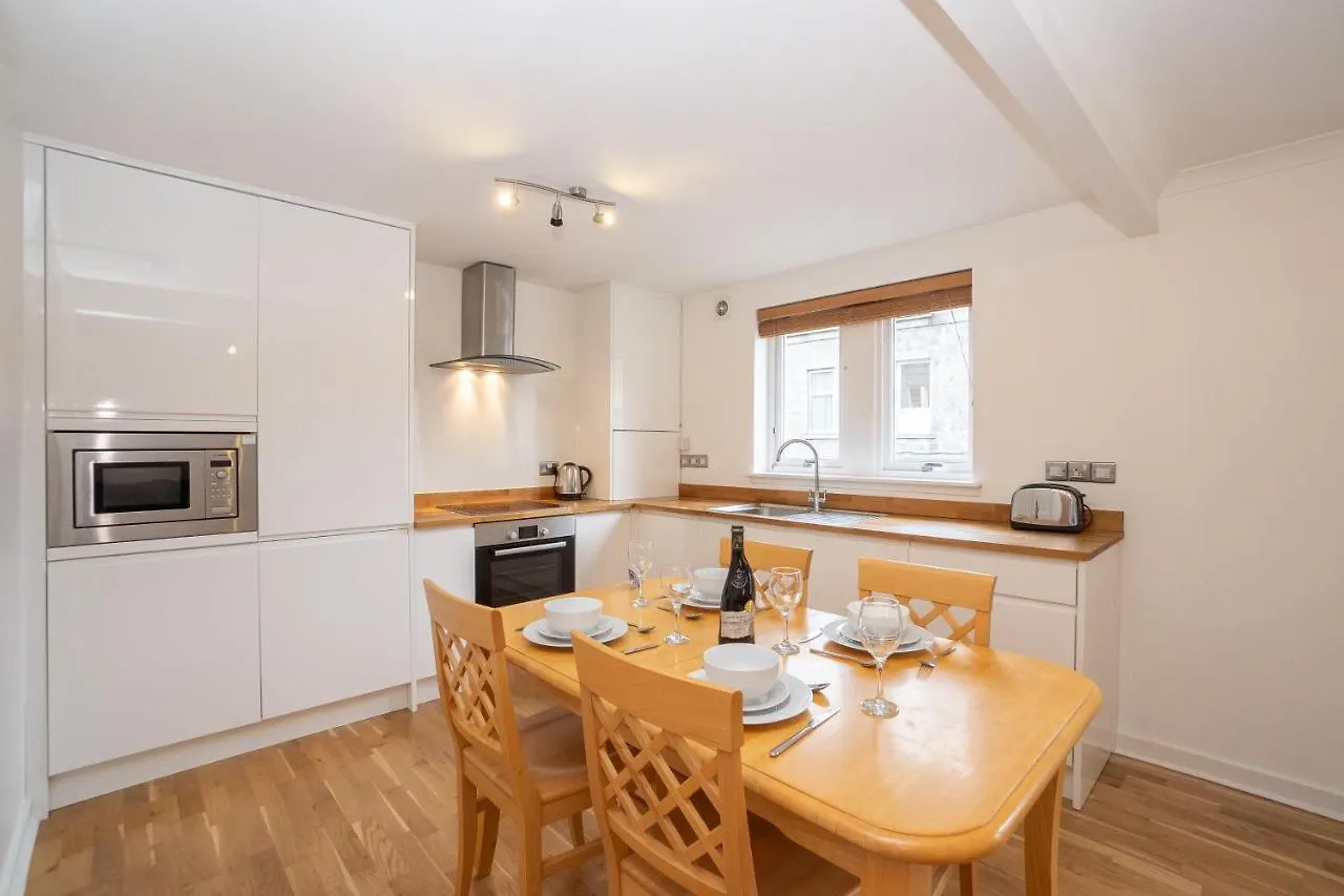 Dwellcome Home: West End 2-Bedroom with Free Parking & Wi-Fi Aberdeen Apartment